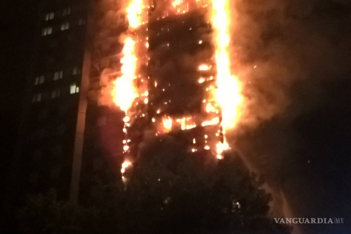 Impresionante incendio consume torre de departamentos en Londres