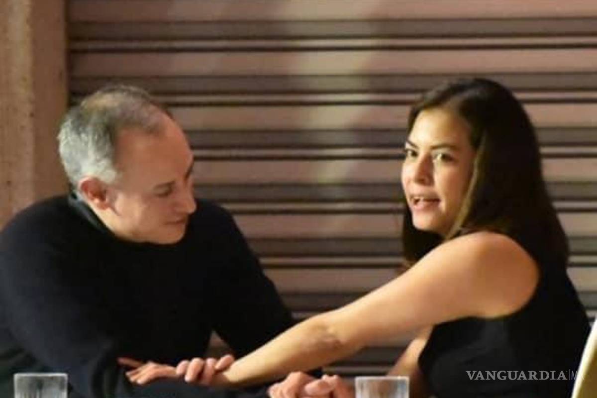 ¿Rompiendo la sana distancia? Cachan a López-Gatell en pleno romance en calles de la CDMX