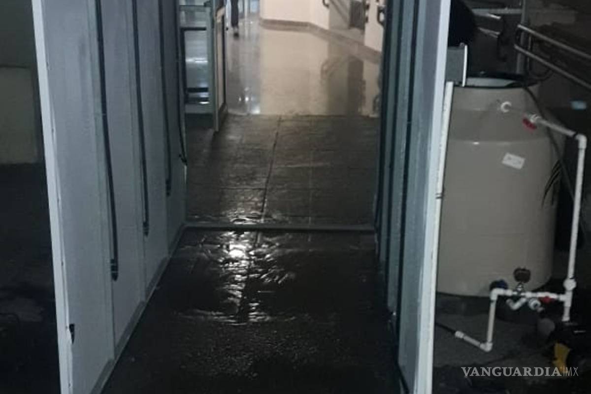 Colocan trabajadores un túnel sanitizante en la Clínica 1 de Saltillo