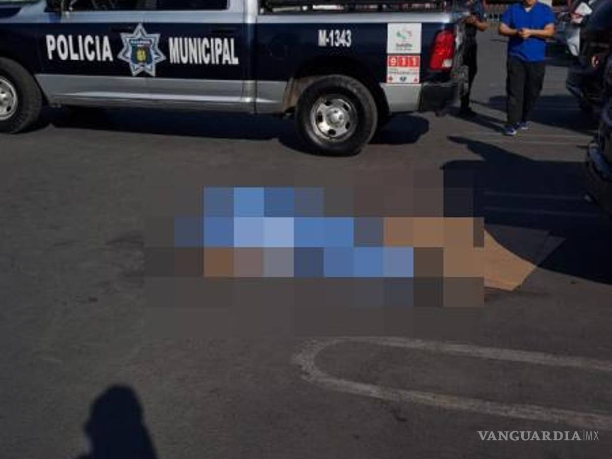 $!La familia pidió ayuda a los empleados del lugar, pero el hombre ya no contaba con signos vitales.