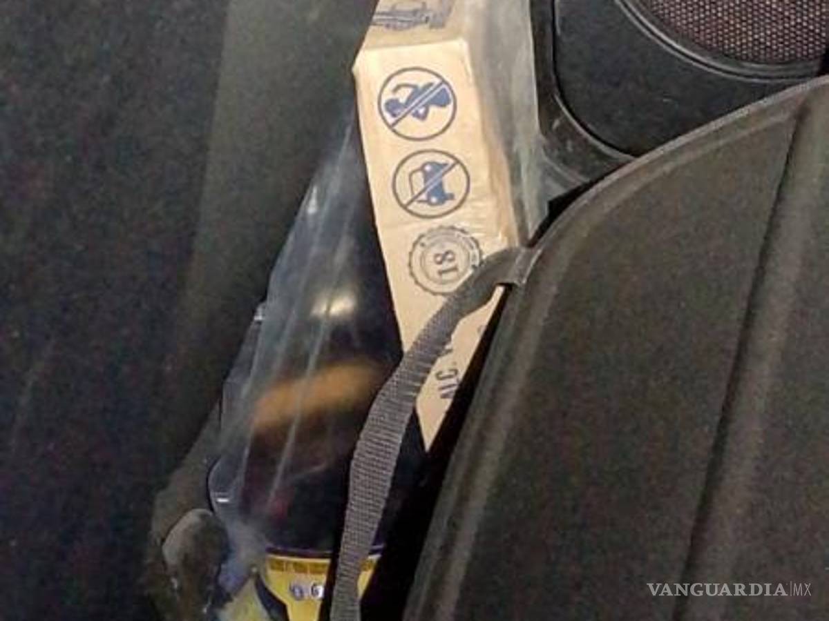 $!Tras el accidente, los ocupantes del vehículo huyeron del lugar, dejando envases de cerveza en su interior.