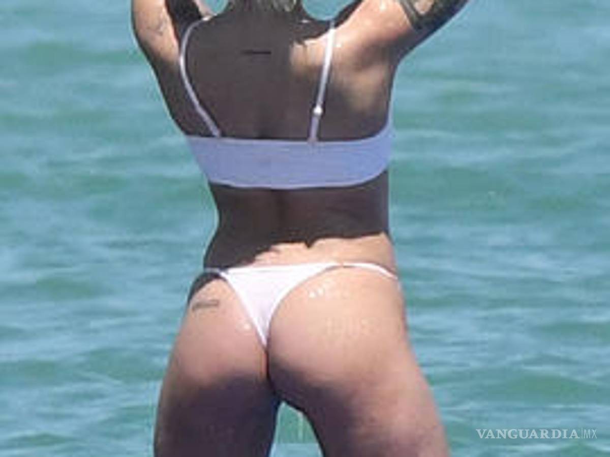 $!Captan a Halsey con atrevido bikini