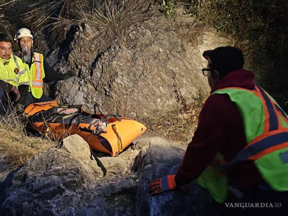 $!Gracfias a la intervención de los bomberos, la mujer que bajada sana y salva.