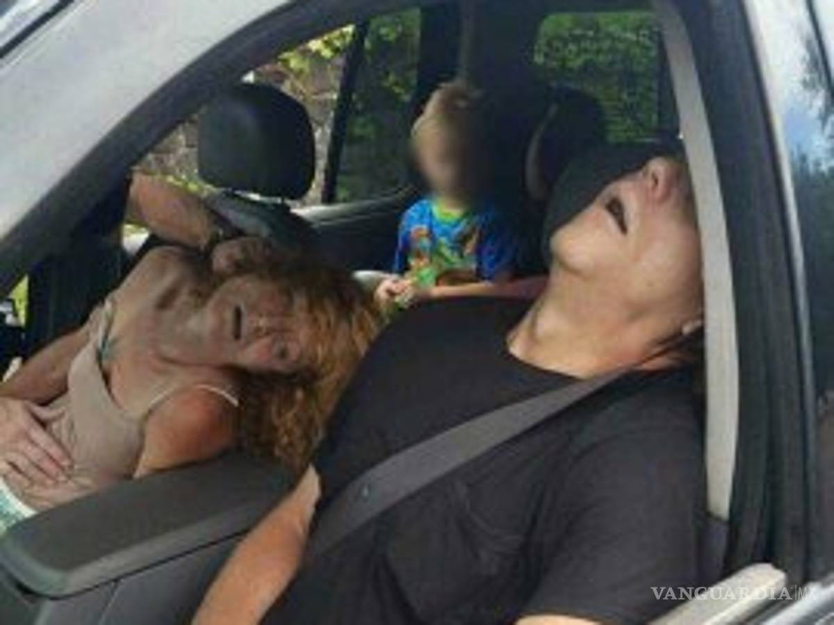 $!Comparten impactantes fotos de pareja drogada con un niño en el carro