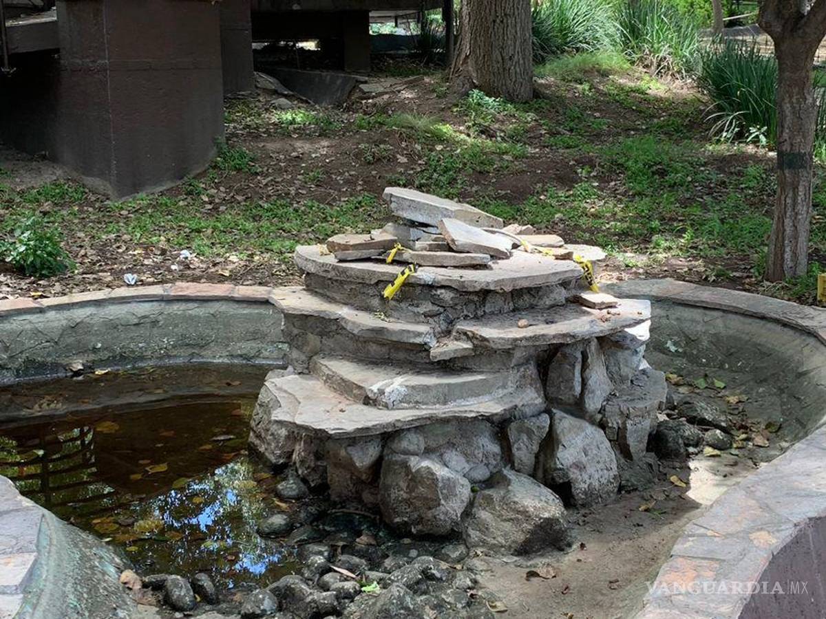 $!La “desaparición” de Alicia de su pedestal causó inquietud entre los saltillenses; la escultura está bajo custodia del Gobierno del Estado.