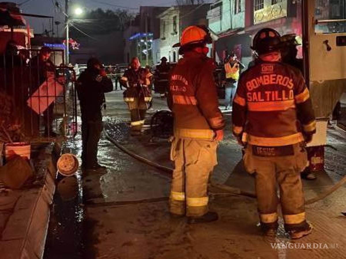 $!Personal de Bomberos no pudo hacer nada para rescatar a las cuatro personas que quedaron al interior de la vivienda.