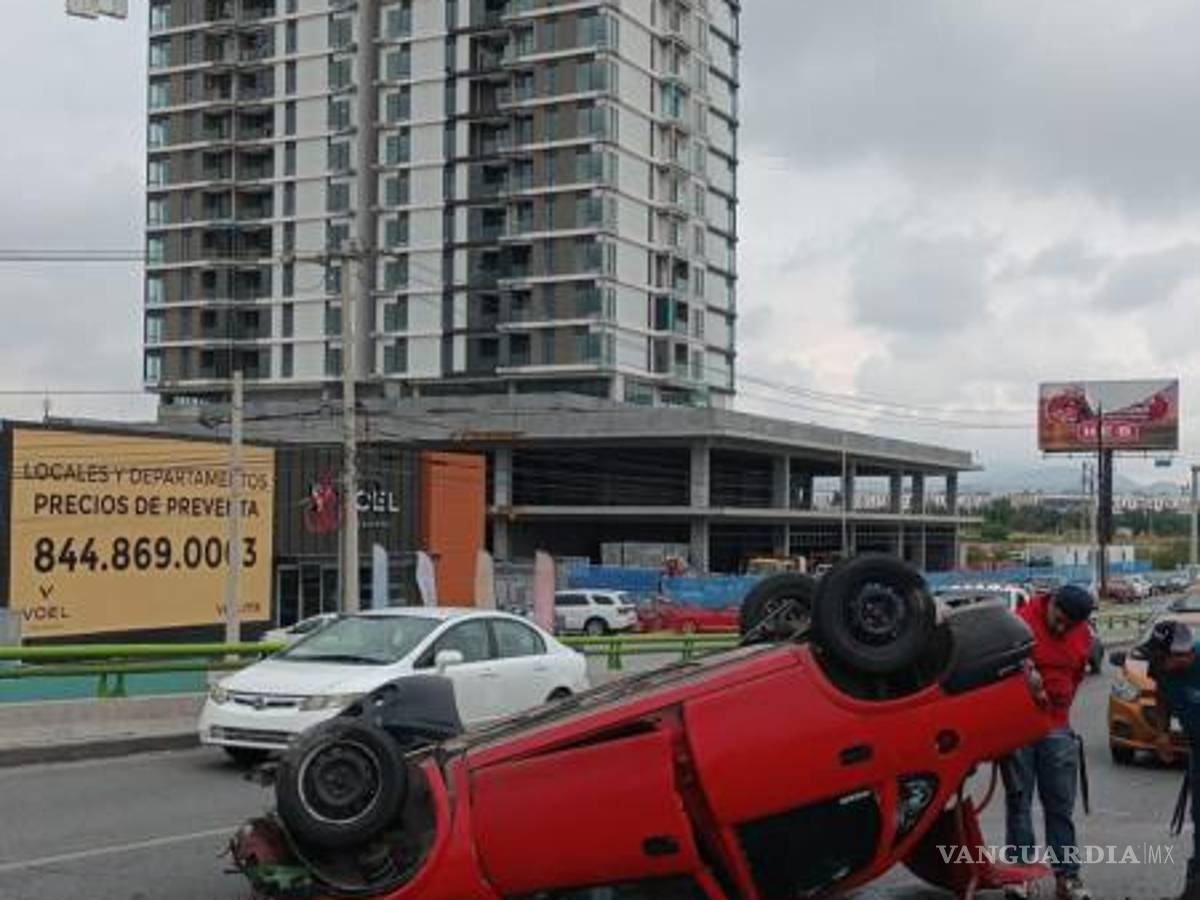 $!El conductor del Chevy Monza, quien presuntamente se quedó dormido al volante, fue detenido por la Policía Municipal de Tránsito.