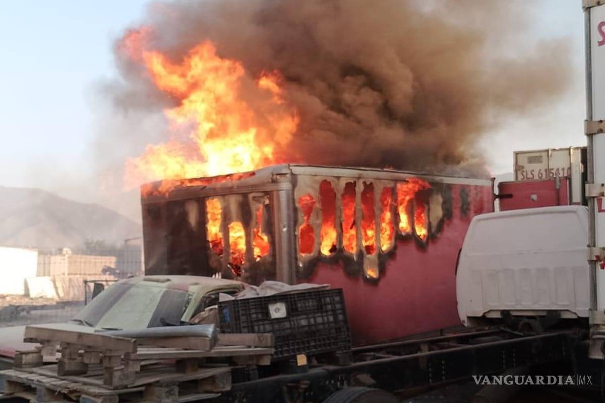Descuido provoca incendio en caja de tráiler en Arteaga (VIDEO)