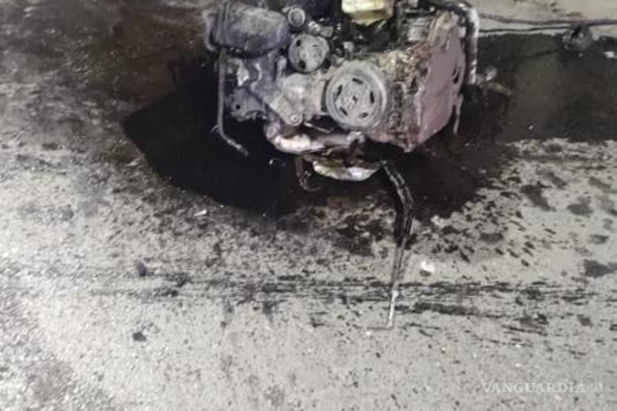 $!El motor del auto salió despedido unos 20 metros debido al impacto.