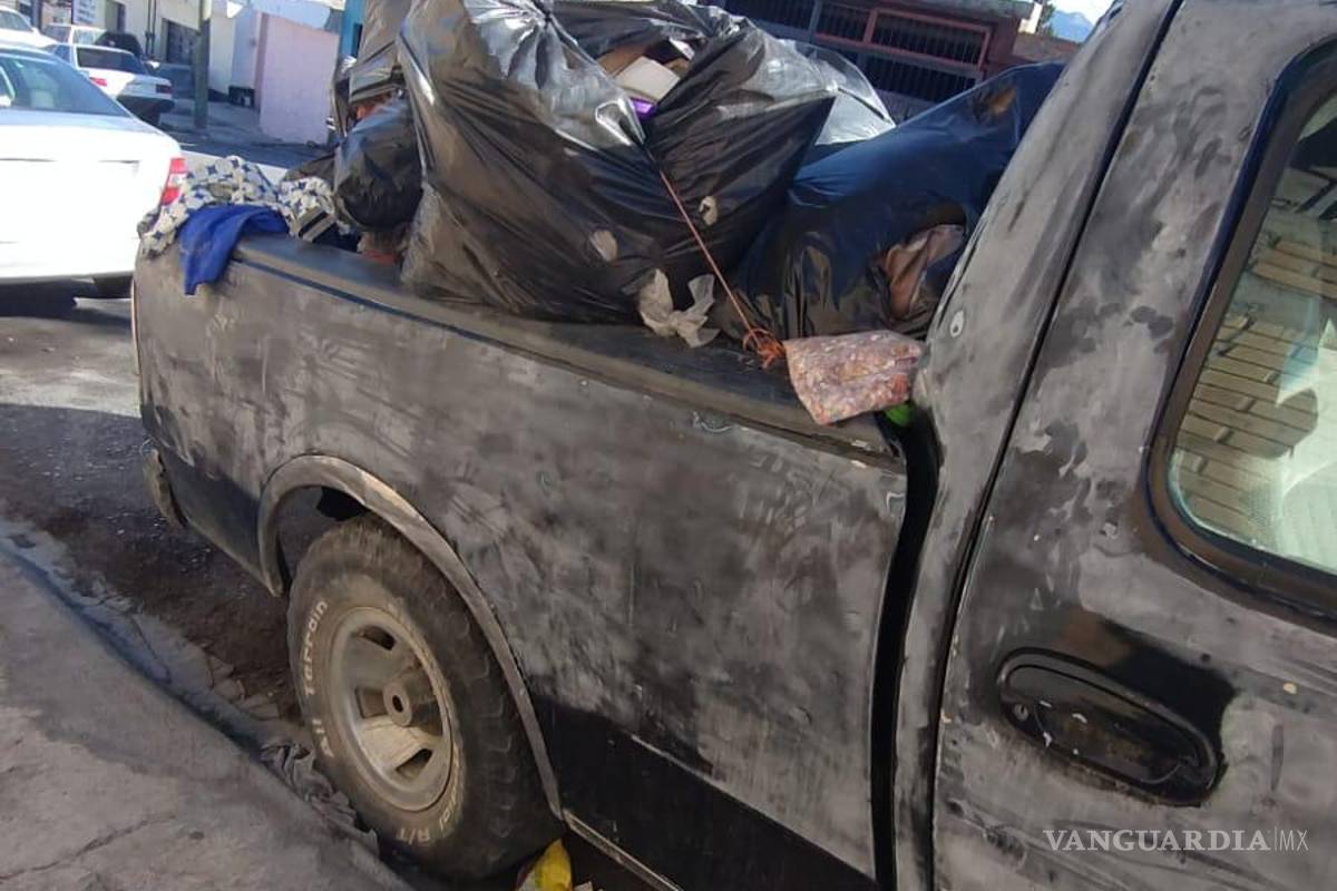 $!Camioneta Ford negra cargada con bolsas negras permanece abandonada en la calle Manuel Corpus, sin ser retirada pese a los reportes realizados.