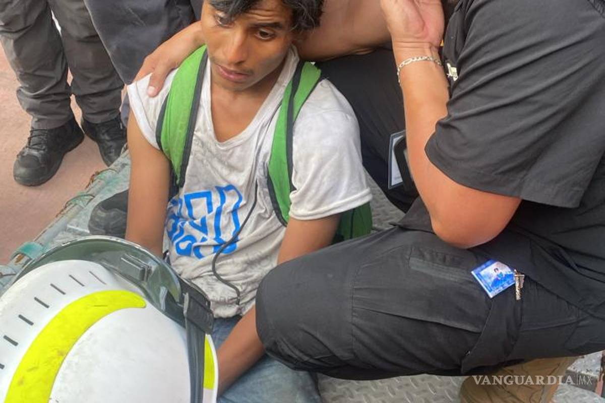 Hombre sube al Arco de la Independencia, en Monterrey, y amaga con lanzarse