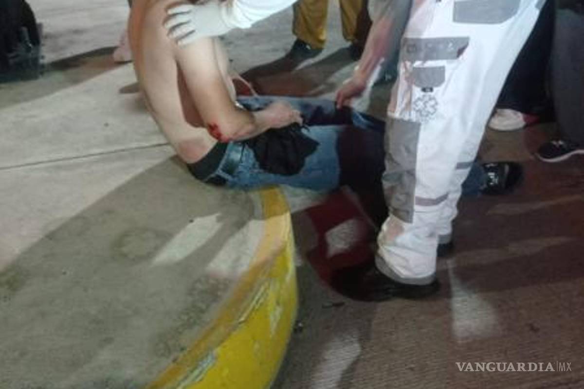 $!Familiares de los jóvenes accidentados llegaron al lugar de los hechos para brindar apoyo luego del accidente.