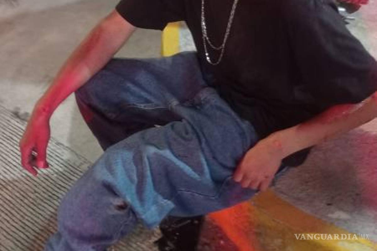 $!Autoridades de Tránsito Municipal investigan el lugar del accidente en busca de pistas sobre el vehículo responsable.