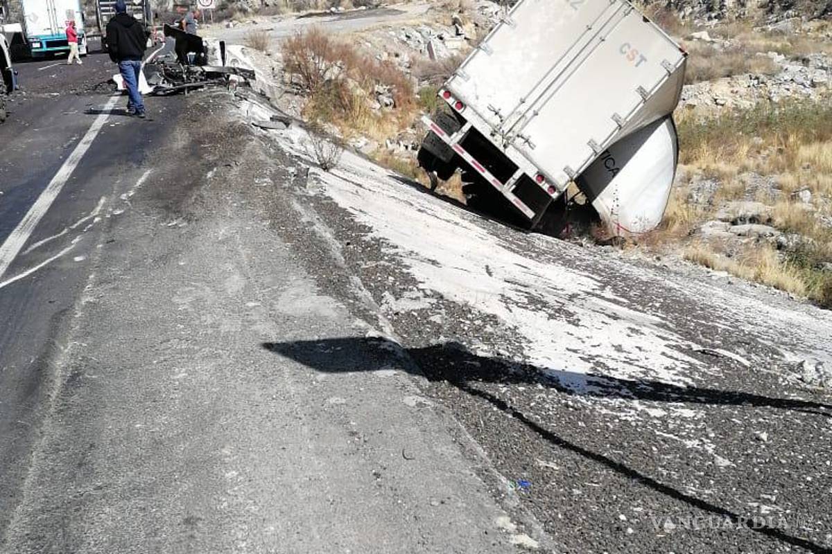 Trailero destroza su unidad en el tramo Saltillo-Los Chorros; resulta grave