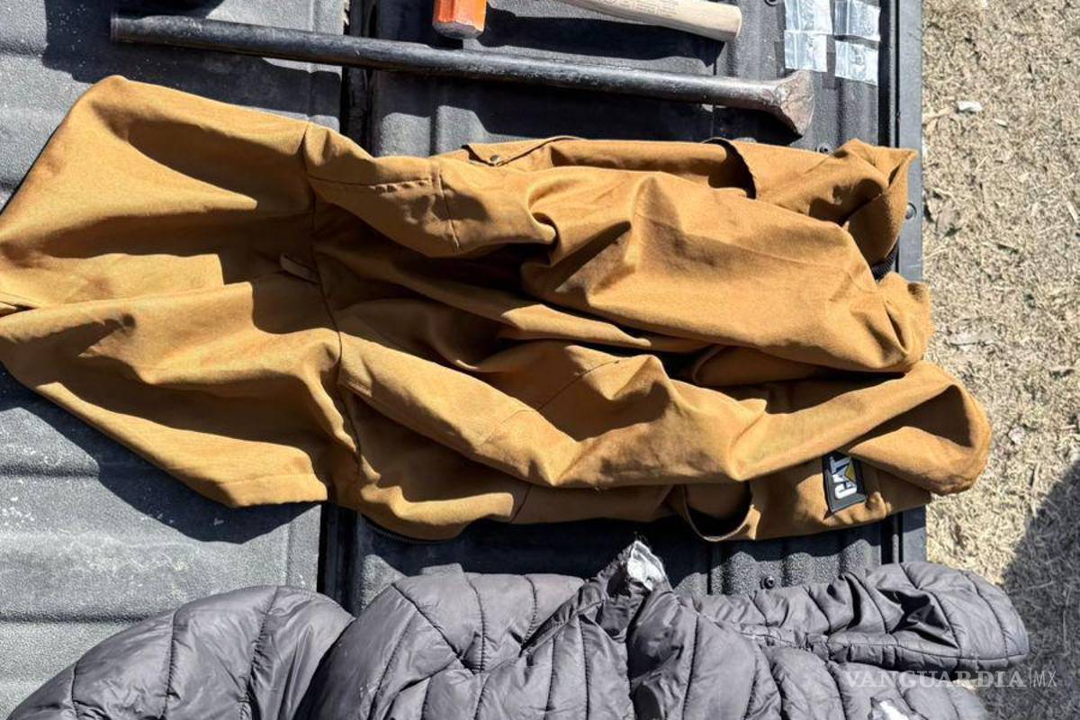 $!Durante la revisión al vehículo, policías municipales aseguraron varios envoltorios con una sustancia con características de la droga conocida como cristal.