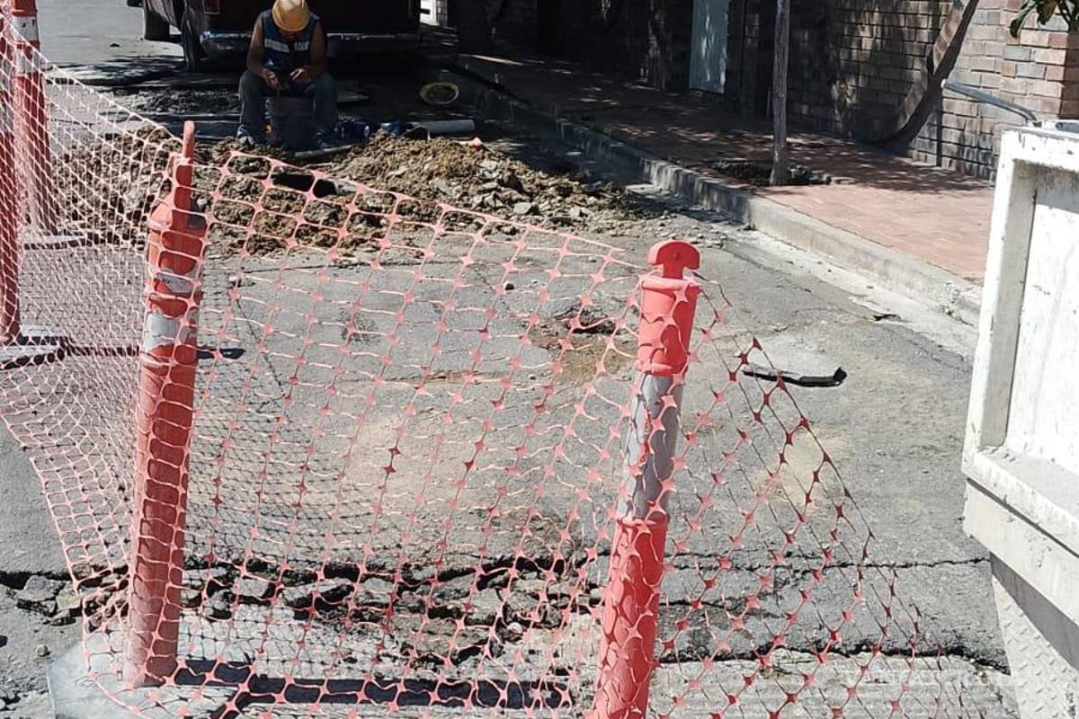Saltillo: Fuga de agua rompe pavimento; tarda más de una hora en ser atendida