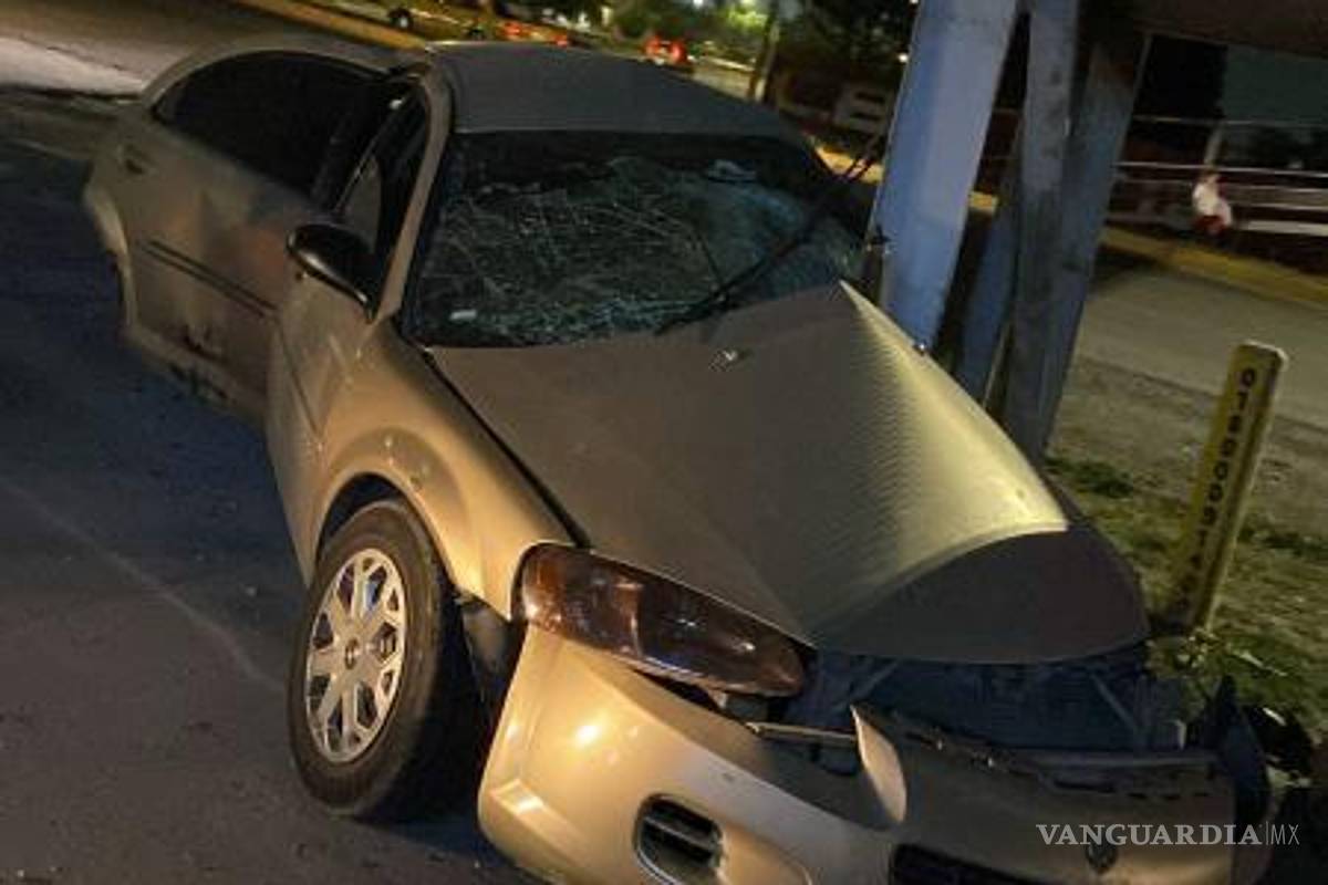 $!Familiares de la víctima llegaron al lugar antes que los elementos ministeriales, quedando devastados frente a la tragedia en la que su ser querido falleció prensado.