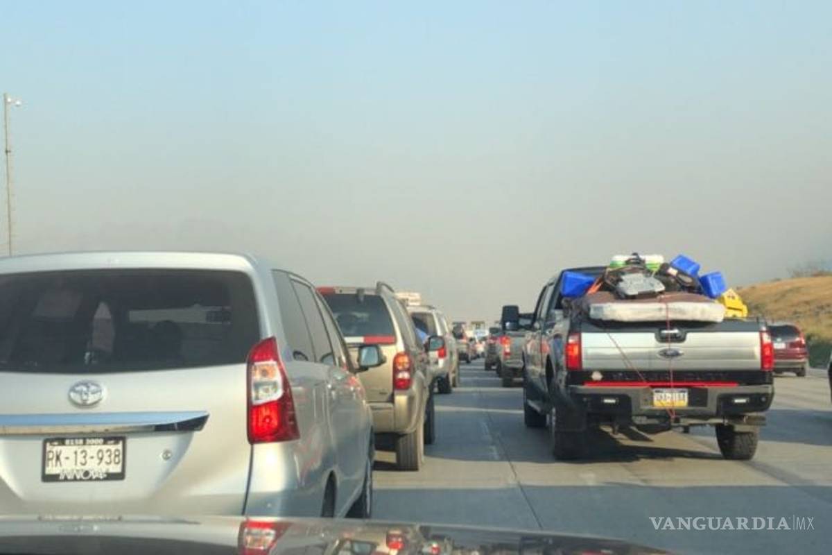 Reportan largas filas en carretera de cuota Saltillo-Monterrey; paisanos regresan a sus hogares