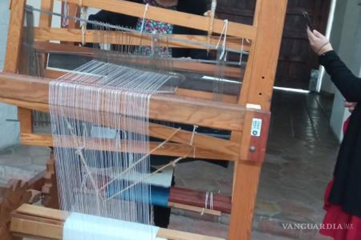 $!La tejedora María Pérez, egresada de la Escuela del Sarape, utiliza esta plataforma para vender sarapes, llaveros, aretes, diademas y separadores de libros.