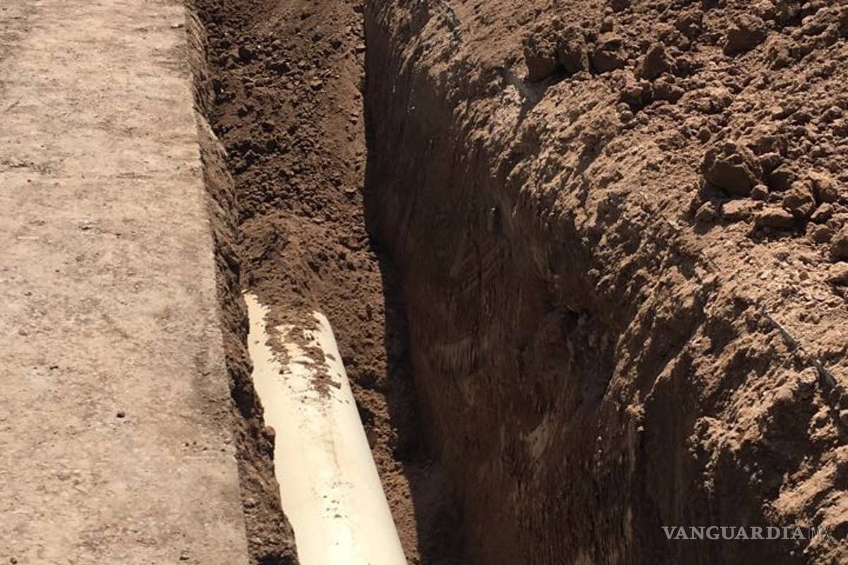 $!Instala Simas Torreón tubería sanitaria en el sector de El Fresno