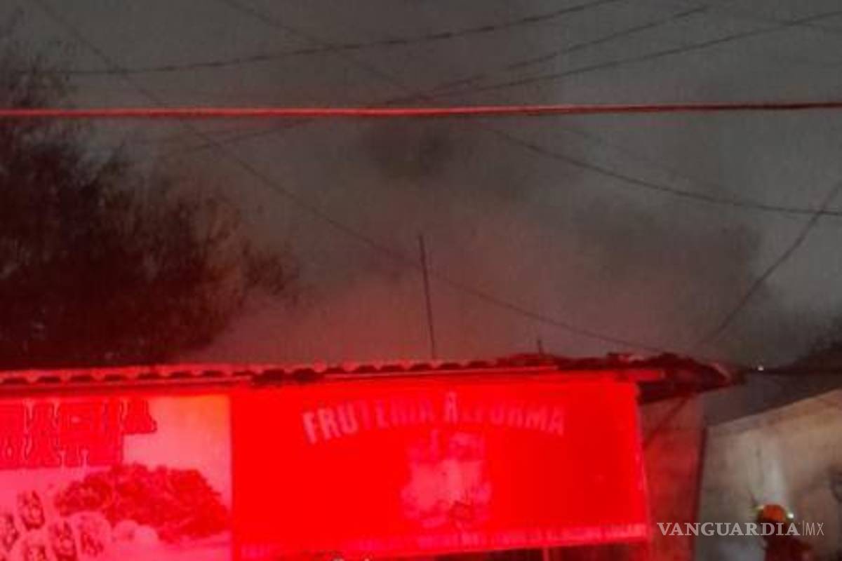 $!Incendio en comercio deja 30 evacuados en Apodaca, NL