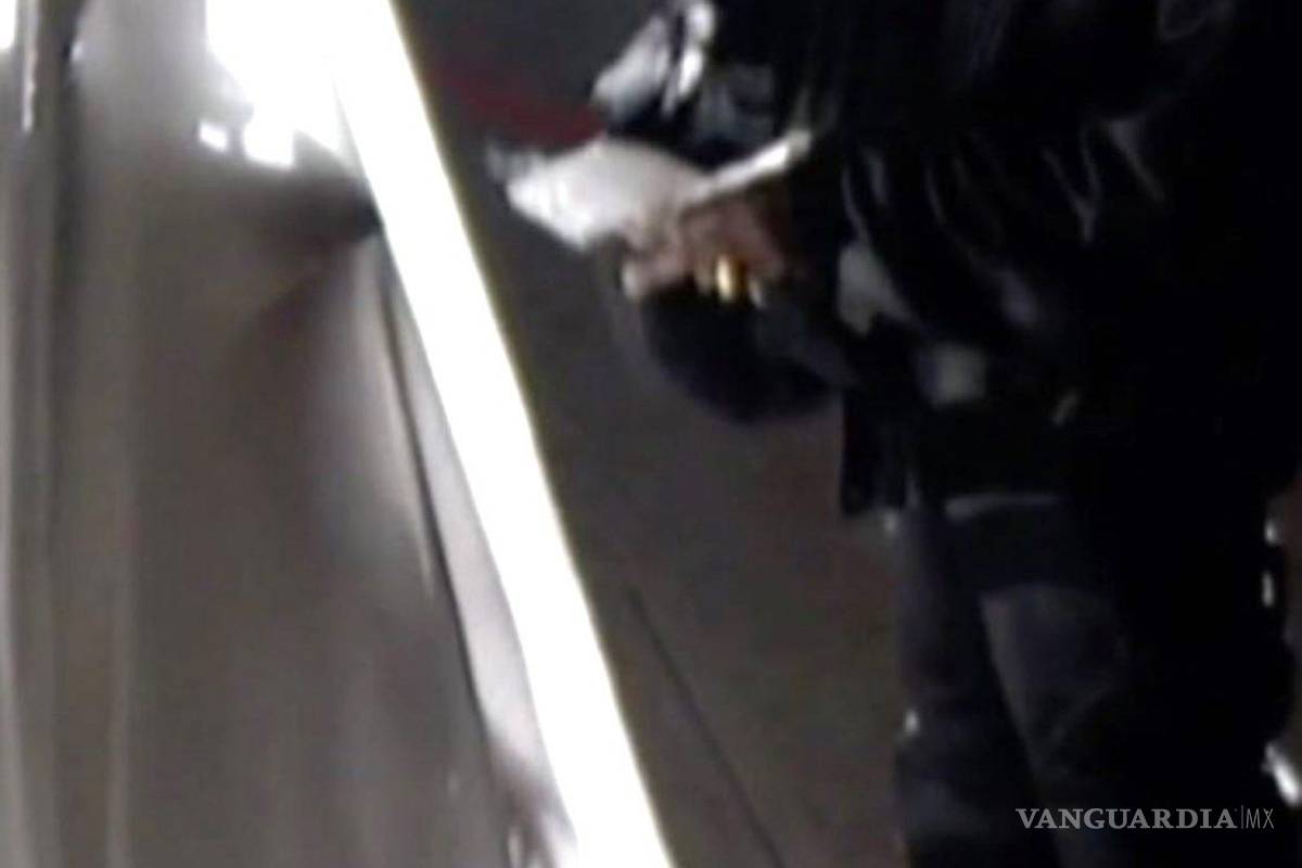 $!¡Suenan campanas de boda! ¿De nuevo? Kim Kardashian West sorprendió a todos este jueves al utilizar una vez más un vestido de novia de alta costura para encontrarse con Kanye West en el altar.