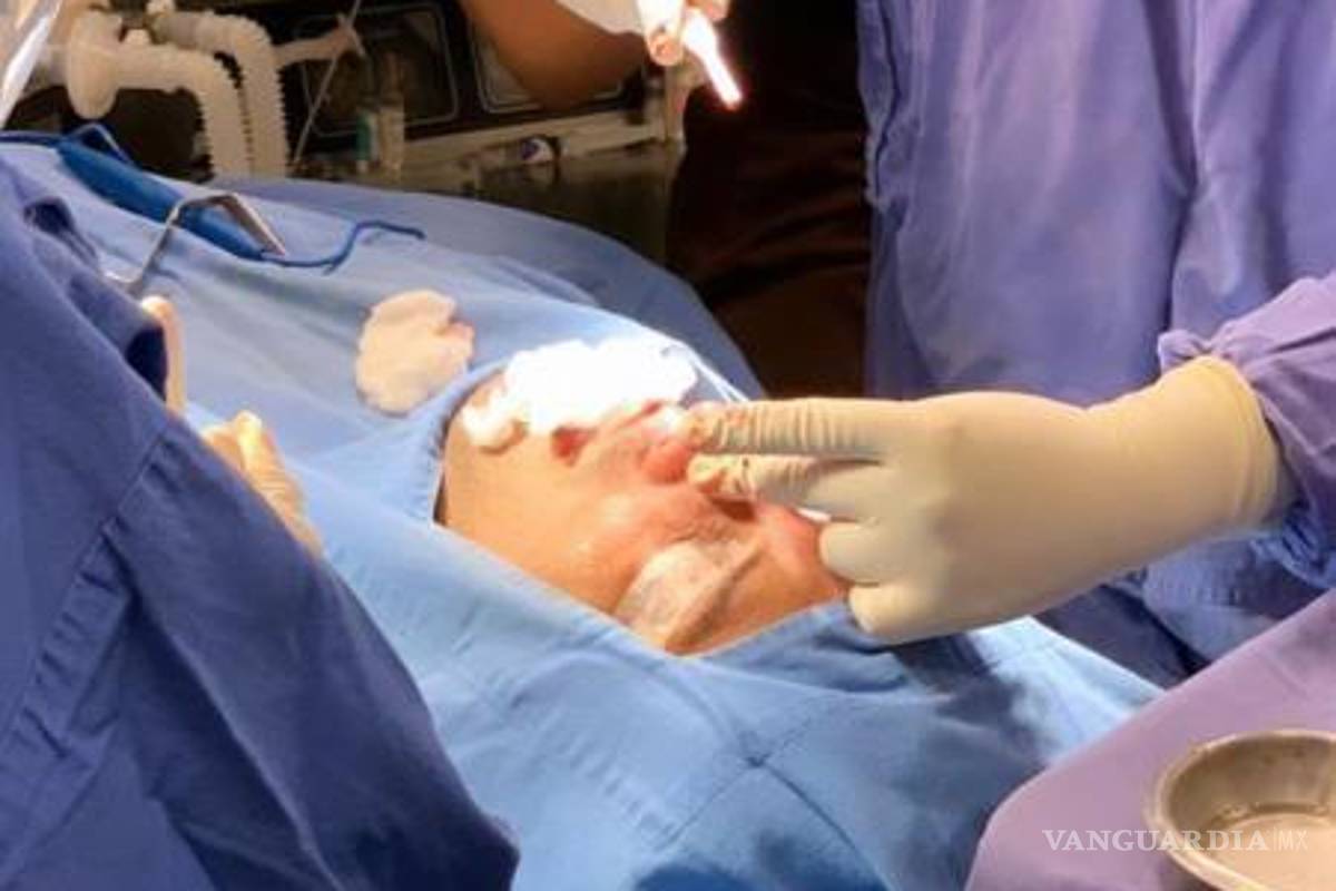 $!Como prueba de su fraude, la foto donde médico se acredita como cirujan son señ