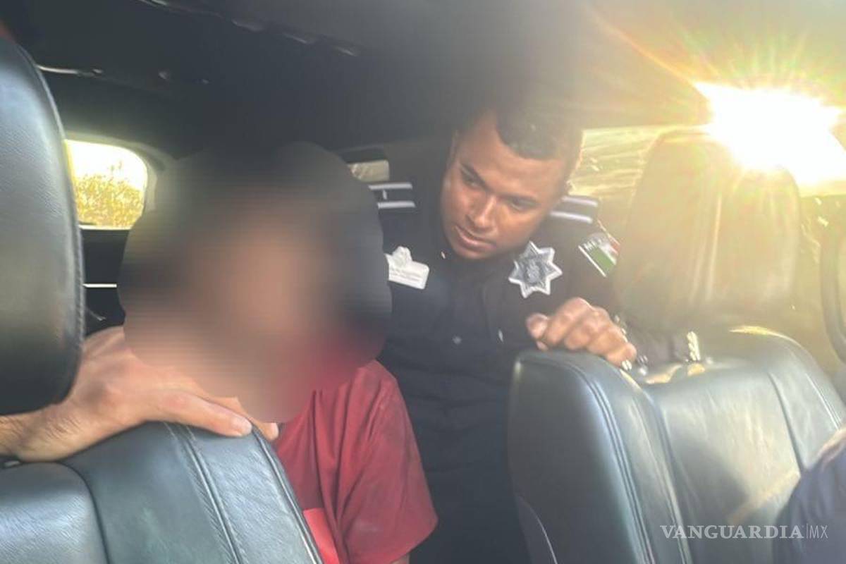 Policías rescatan a joven que intenta lanzarse del puente, en Saltillo