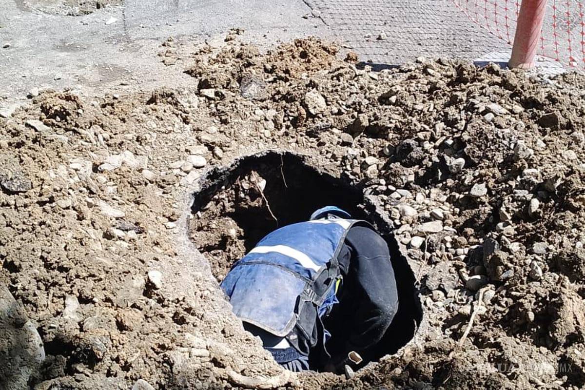 Saltillo: Fuga de agua rompe pavimento; tarda más de una hora en ser atendida
