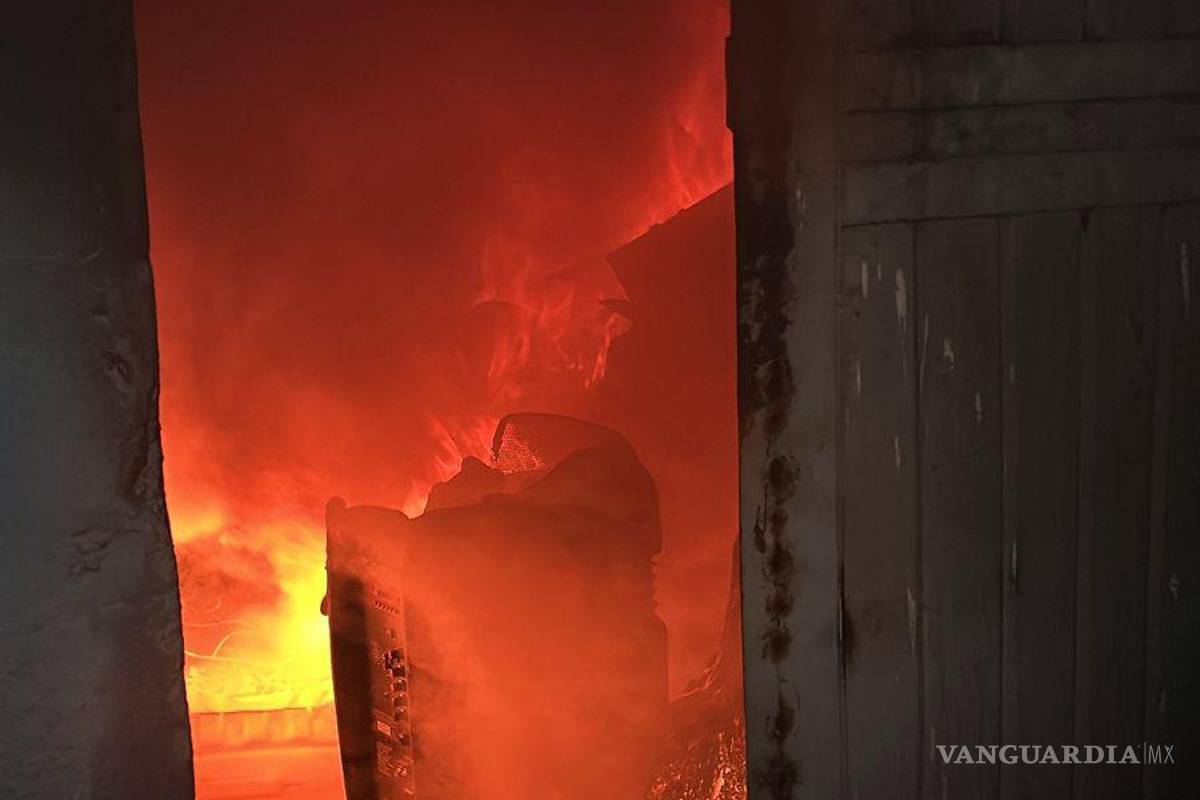 $!Ilesas dos mujeres tras incendio en la Zona Centro de Saltillo; se sospecha que fue provocado