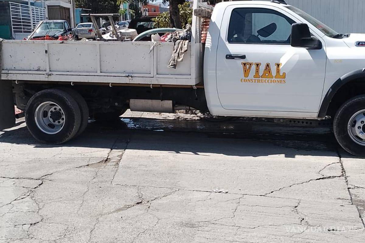 Saltillo: Fuga de agua rompe pavimento; tarda más de una hora en ser atendida