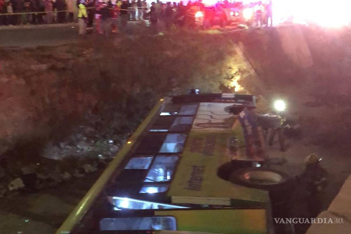 Brindan seguimiento en Nuevo León a lesionados de la ruta 13 que cayó en canalón