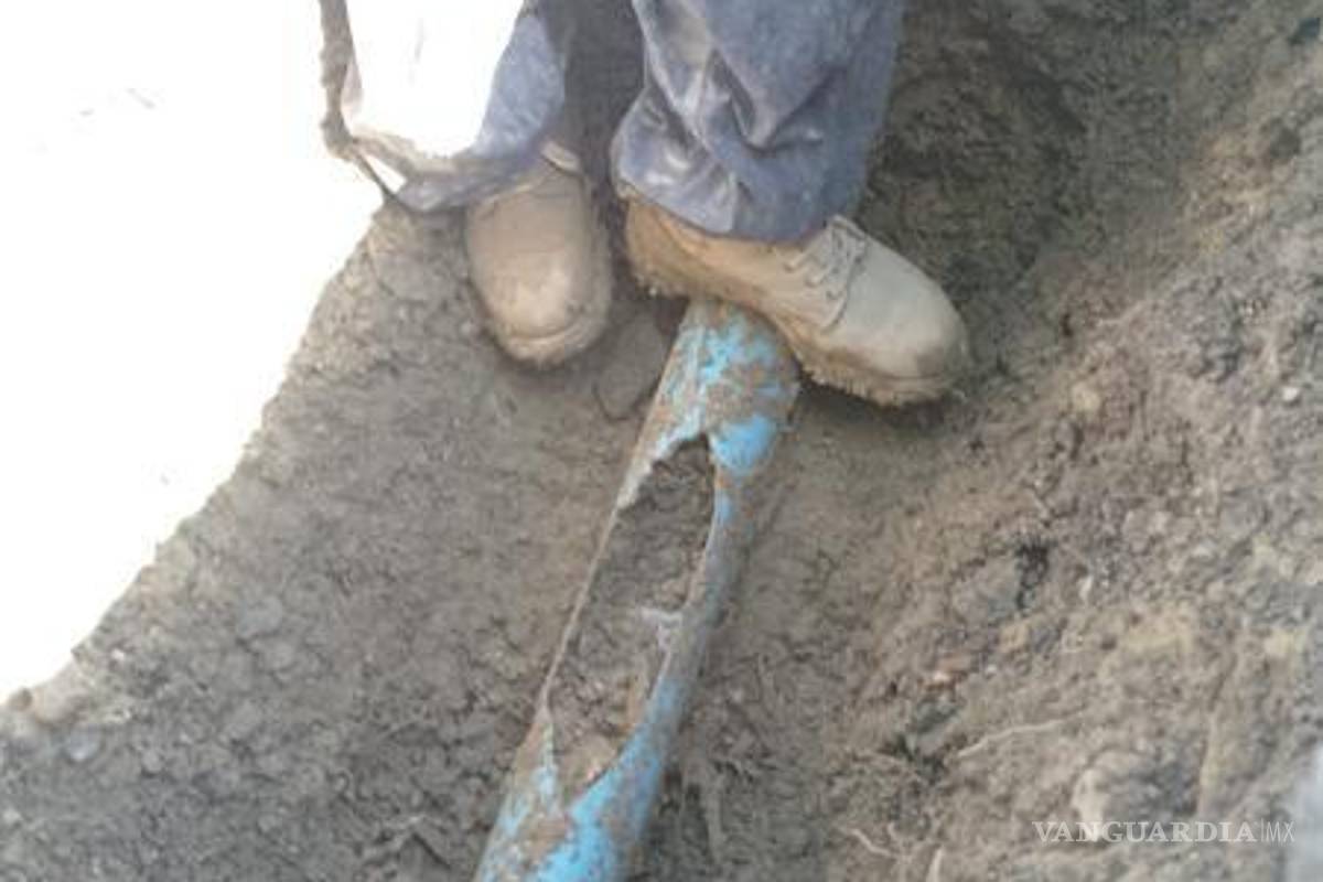 $!Agsal detiene el flujo de agua en la zona mientras trabajan en la reparación de la fuga.