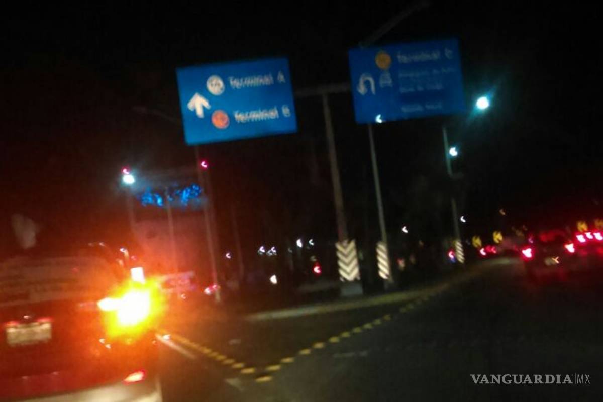 Marchan maestros al aeropuerto de Nuevo León