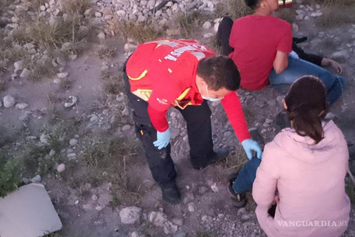 Saltillo: chofer dormita y se sale del camino, dos trabajadores resultan heridos