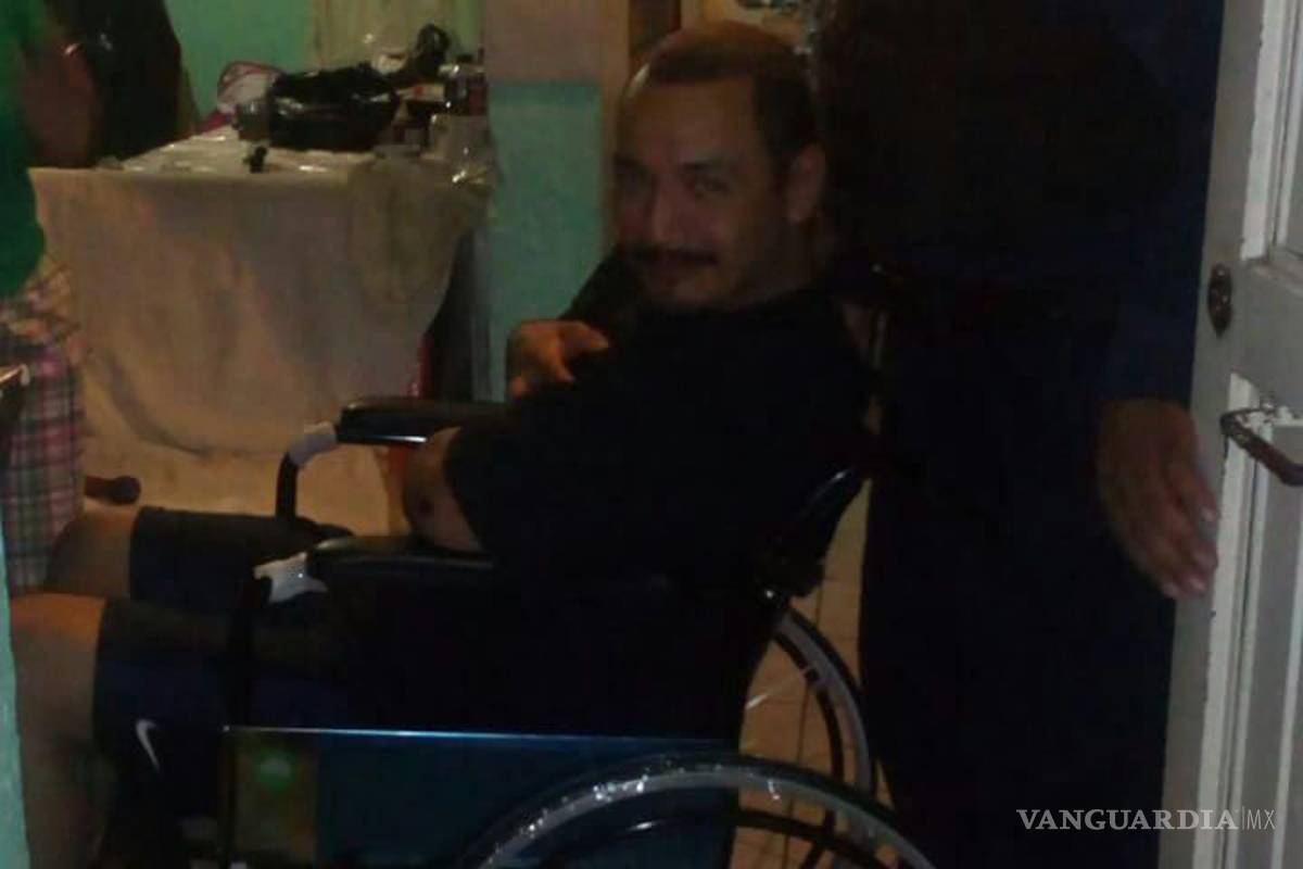 $!Policías de Saltillo dan apoyo a joven enfermo de Parkinson y le donan una silla de ruedas