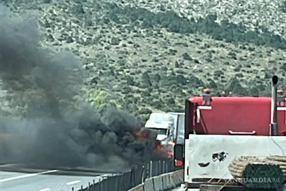 Dos incendios de vehículos bloquean la Carretera 57