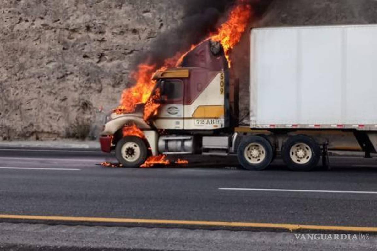 Tráiler en llamas paraliza tráfico en carretera ‘Los Chorros’-Saltillo