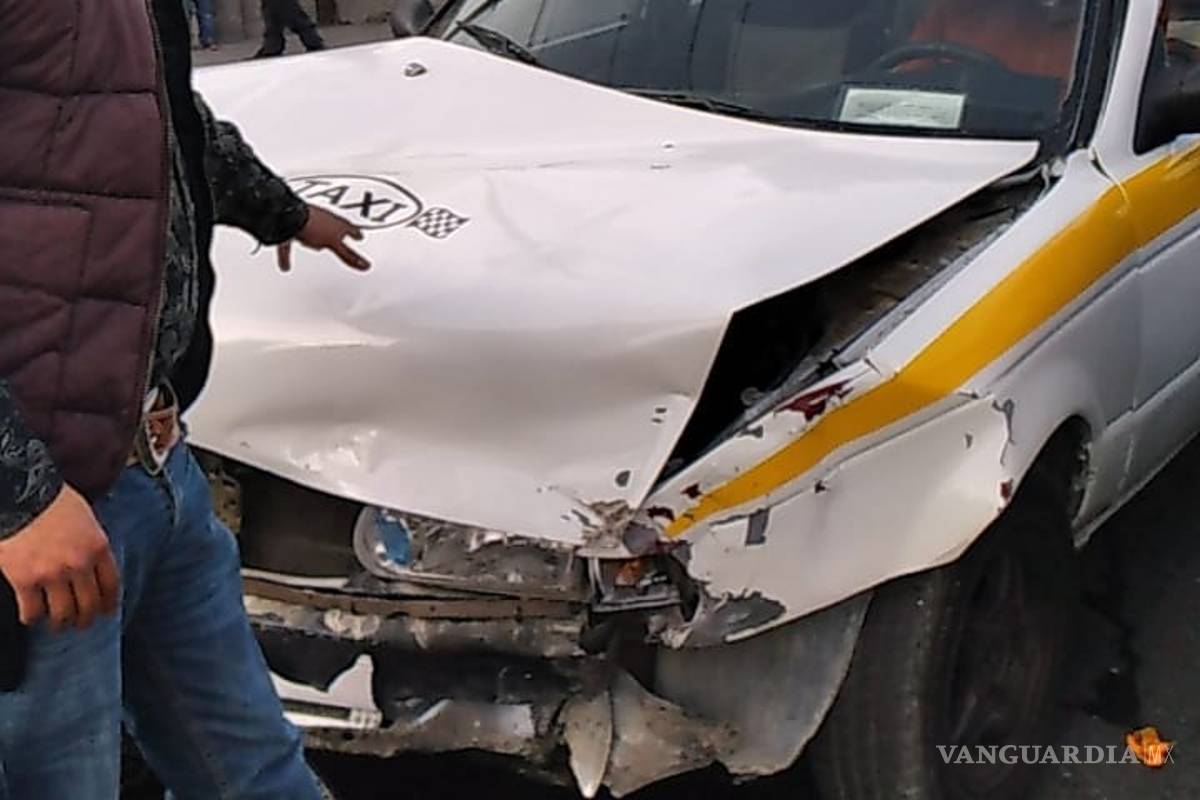 Taxista provoca accidente al no respetar semáforo en rojo en bulevar de Saltillo