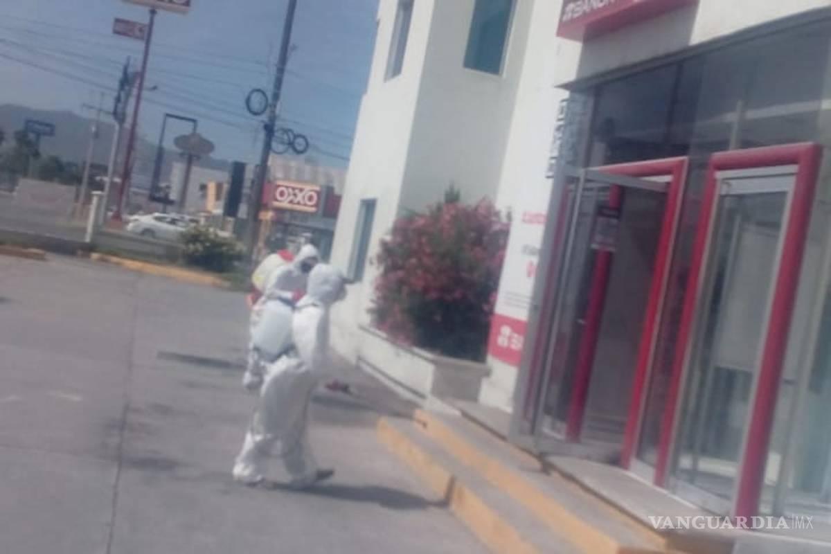 $!Sanitizan exteriores de sucursales bancarias en Monclova, Coahuila