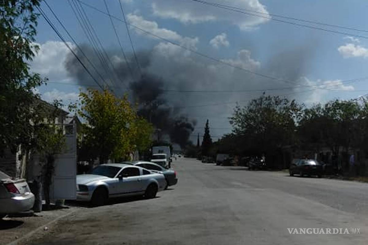 $!Sofocan incendio en recicladora de Frontera