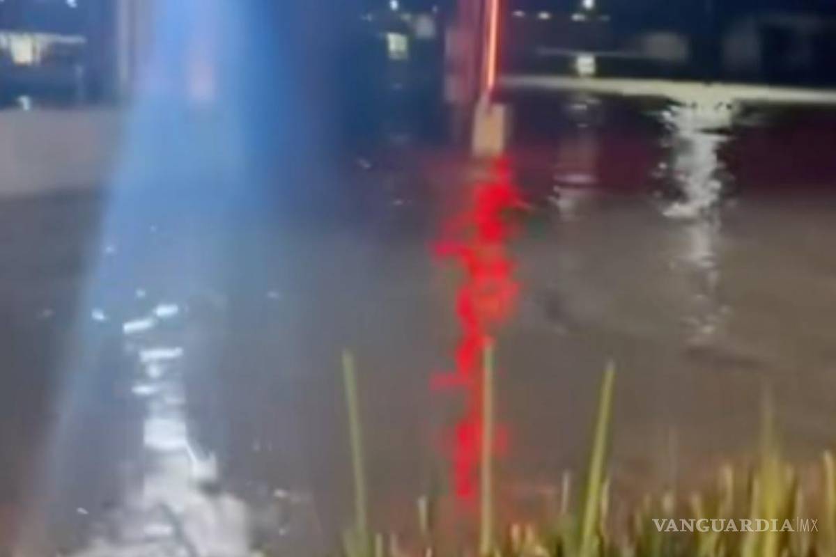 $!El agua acumulada por la tormenta causó estragos en fraccionamientos del norte de Saltillo.