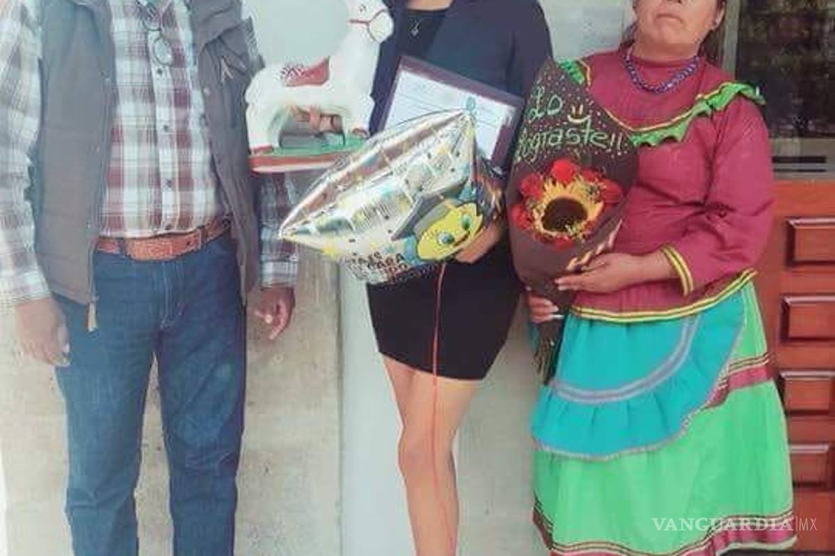 $!Foto de padres en la graduación de su hija de la universidad conmueve a las redes sociales