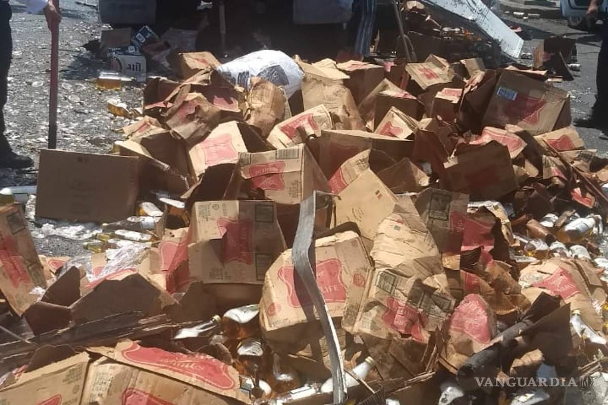 Tráiler cargado de cerveza intenta ganarle el paso al tren en Monterrey; la rapiña hizo su aparición