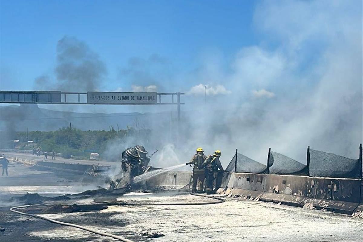 Incendio de pipa provoca cierre de la carretera Nacional en los límites de Nuevo León y Tamaulipas
