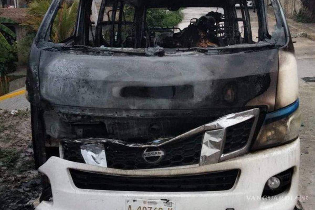 $!La policía encontró en el interior de los vehículos los cuerpos calcinados de sus conductores, sin que fueran identificados