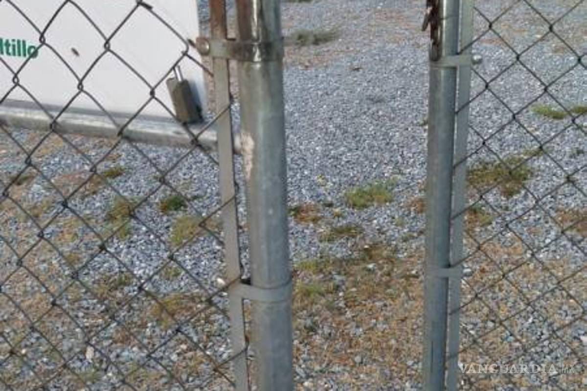 $!Los delincuentes dañaron los candados de la puerta, para ingresar a las instalaciones propiedad de Aguas de Saltillo.