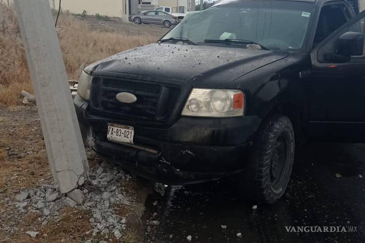 Conductora se impacta contra poste y tumba el transformador, en Saltillo