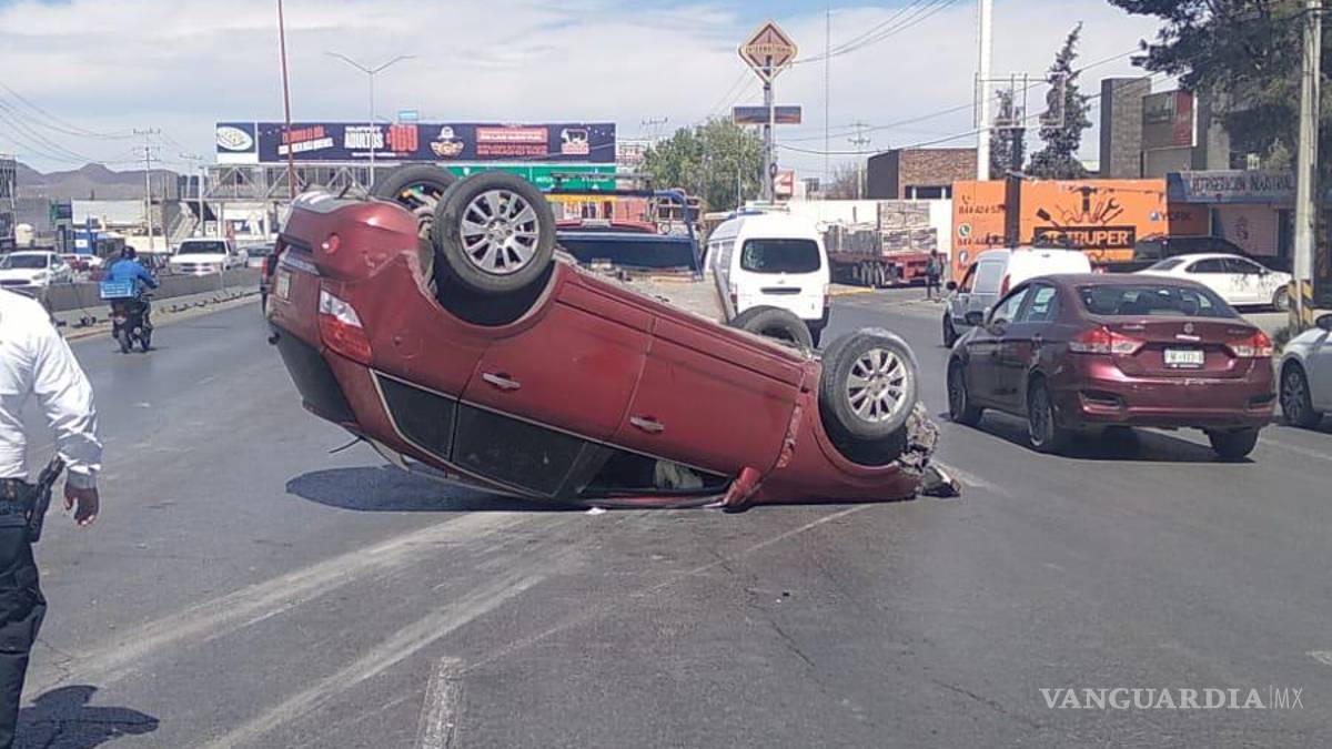 Resultan heridos al volcar camioneta sobre periférico LEA de Saltillo