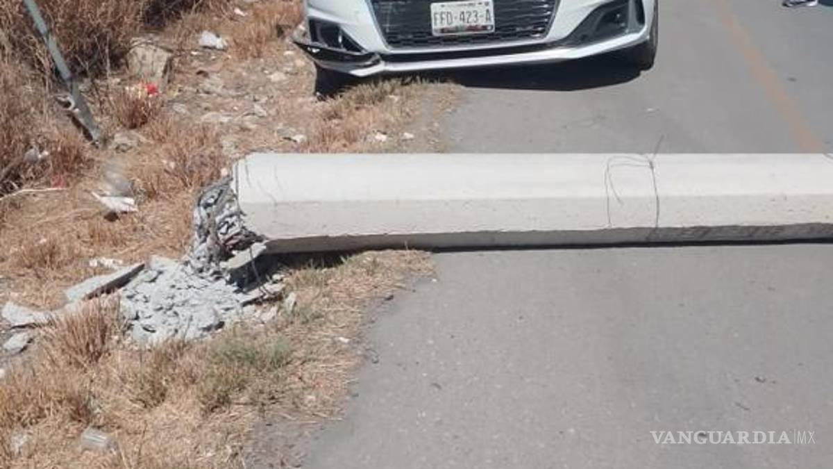 Choca conductora con tres postes de CFE en Saltillo; colonias se quedan sin luz
